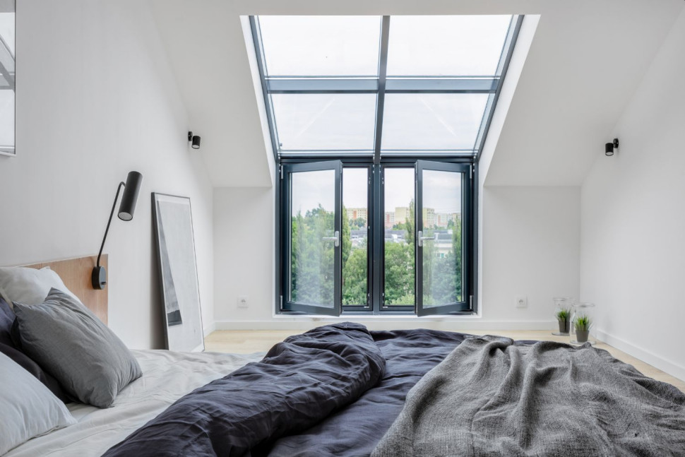 Okna dachowe w sypialni