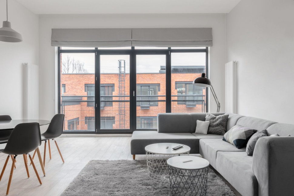 Okna od strony północnej w salonie