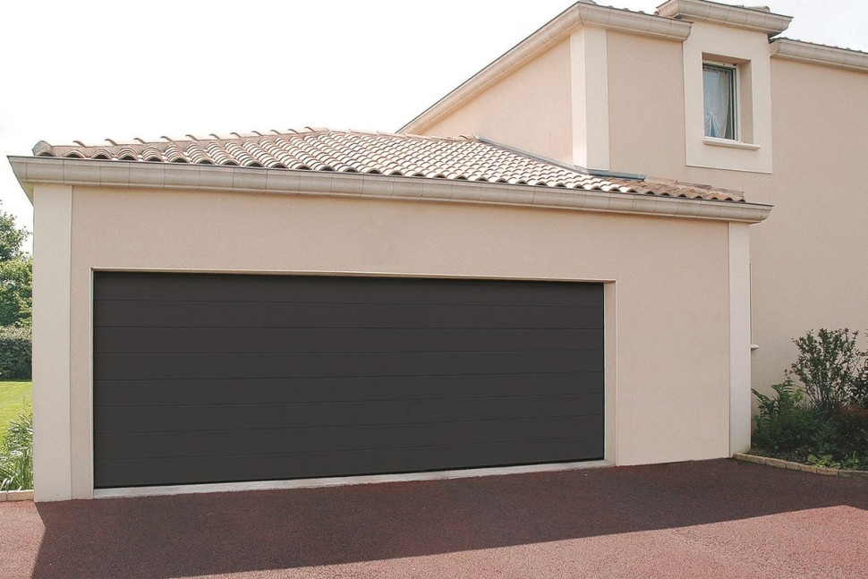 Jedna duża brama będzie cieplejsza niż dwie mniejsze. Nawet jeżeli izolacyjność ich poszczególnych elementów będzie identyczna