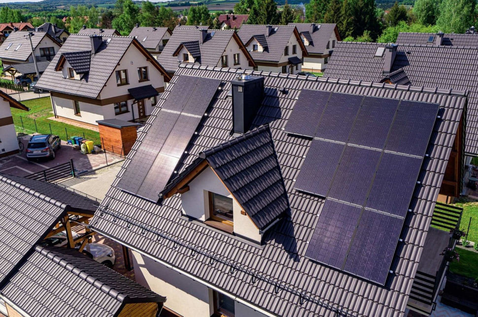 Panele PV na dachu z lukarną