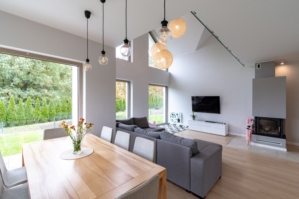 Salon z dużą ilością okien