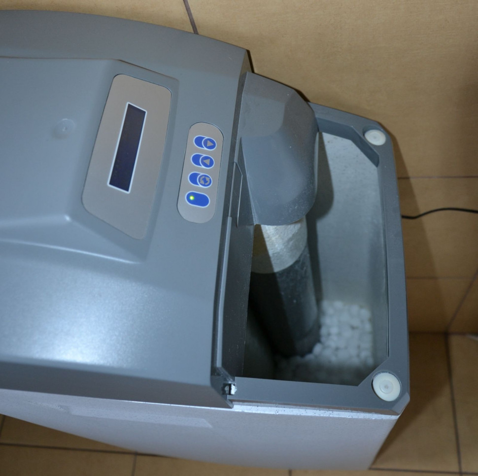 Wewnątrz zmiękczacza znajduje się kolumna ze złożem żywicowym