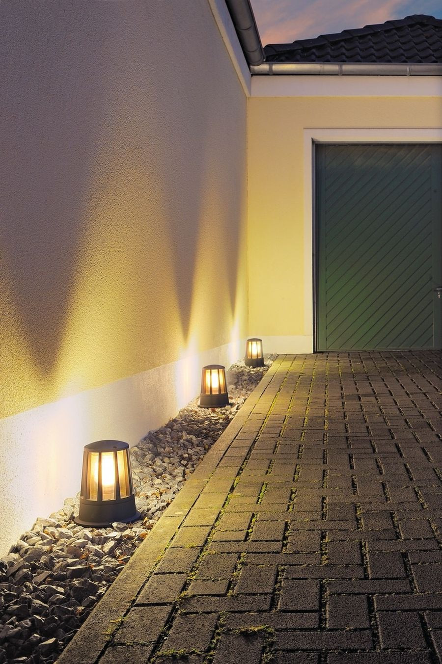 Niskie słupki mogą oświetlać ścieżki lub podjazd