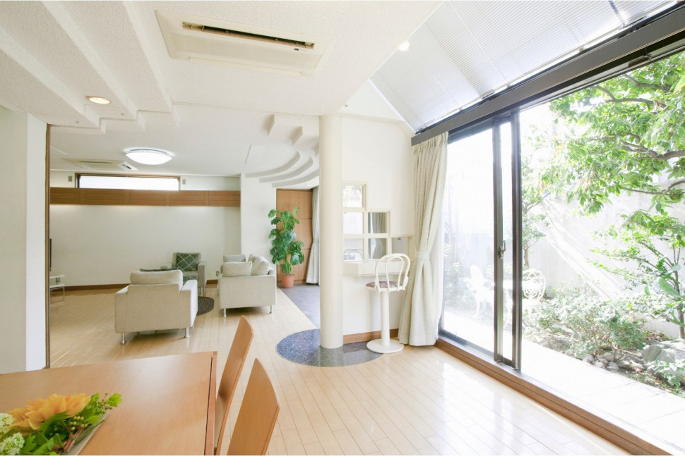 Duże przeszklenie pięknie doświetla salon