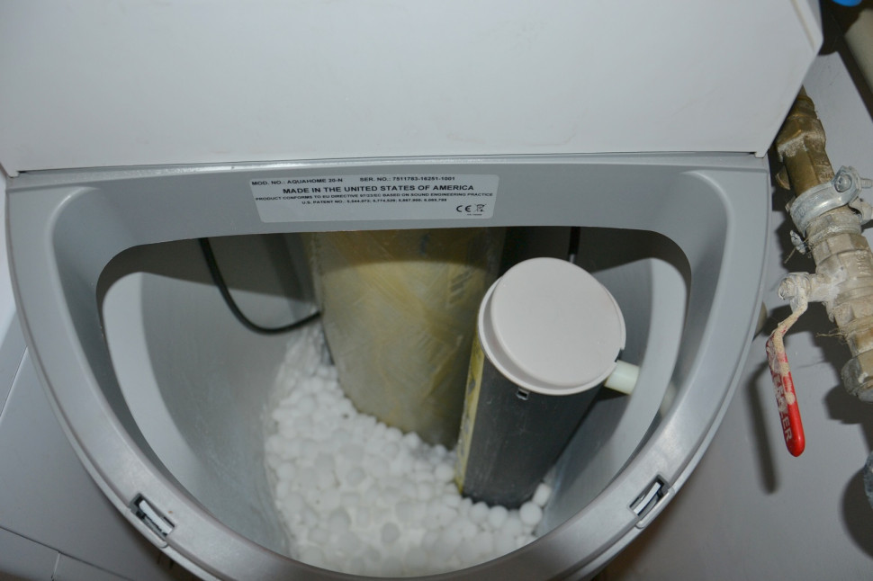 Do zbiornika na solankę trafiają rocznie 2 albo 3 worki (po 25 kg) soli w pastylkach