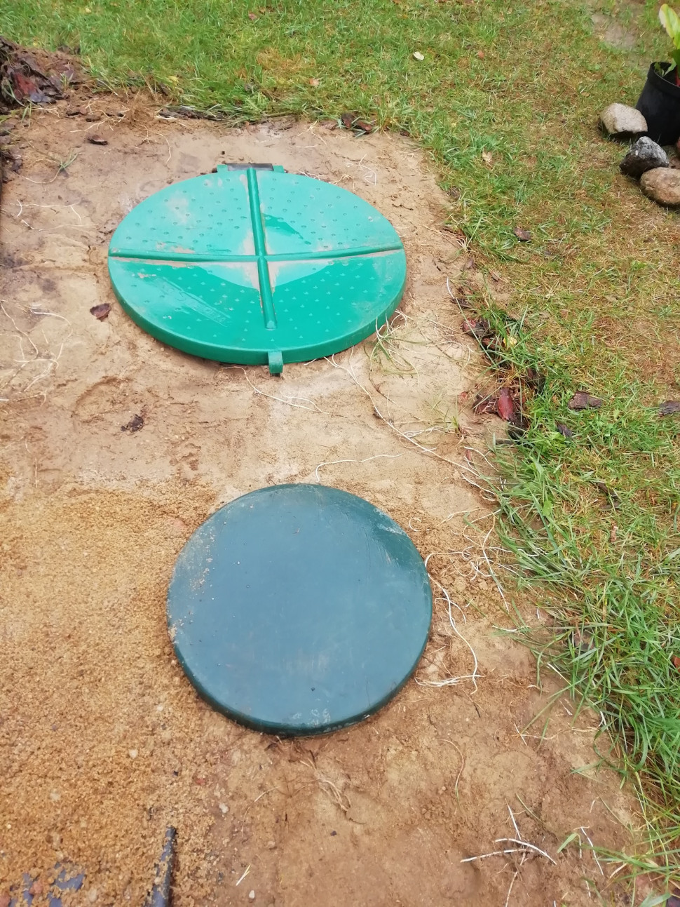 Pokrywa zielona nad osadnikiem gnilnym i szara nad przepompownią