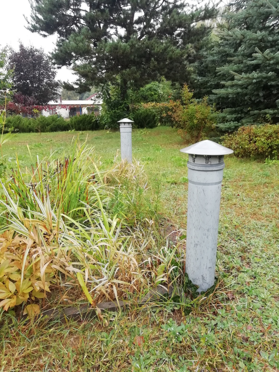 Kominki napowietrzające na zakończeniu dwóch 20 m drenów