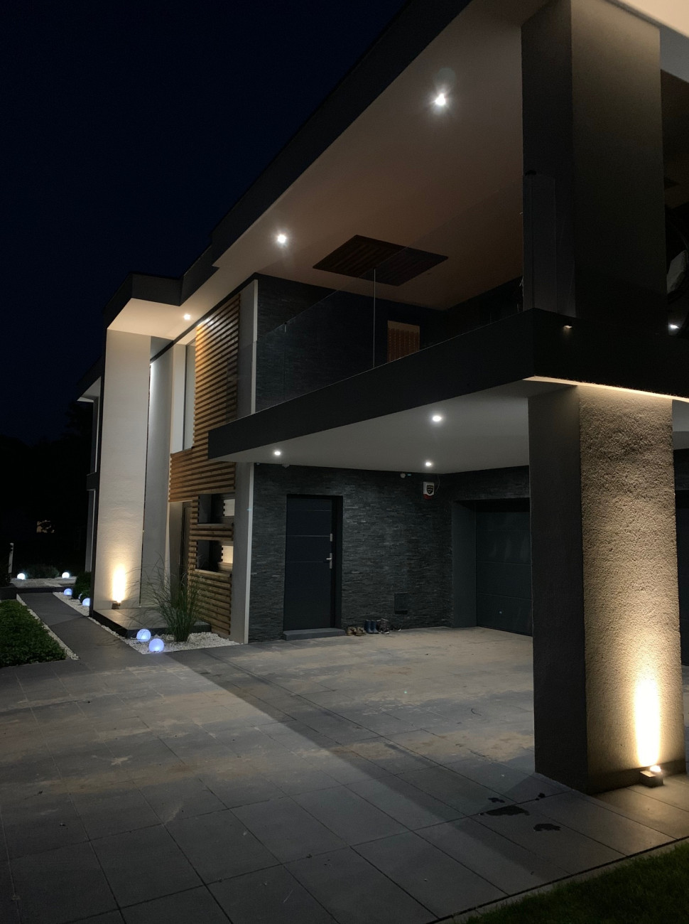 Oczka celowo omijają okna, 2 we wnęce garażowej mają czujnik zmierzchu i ruchu