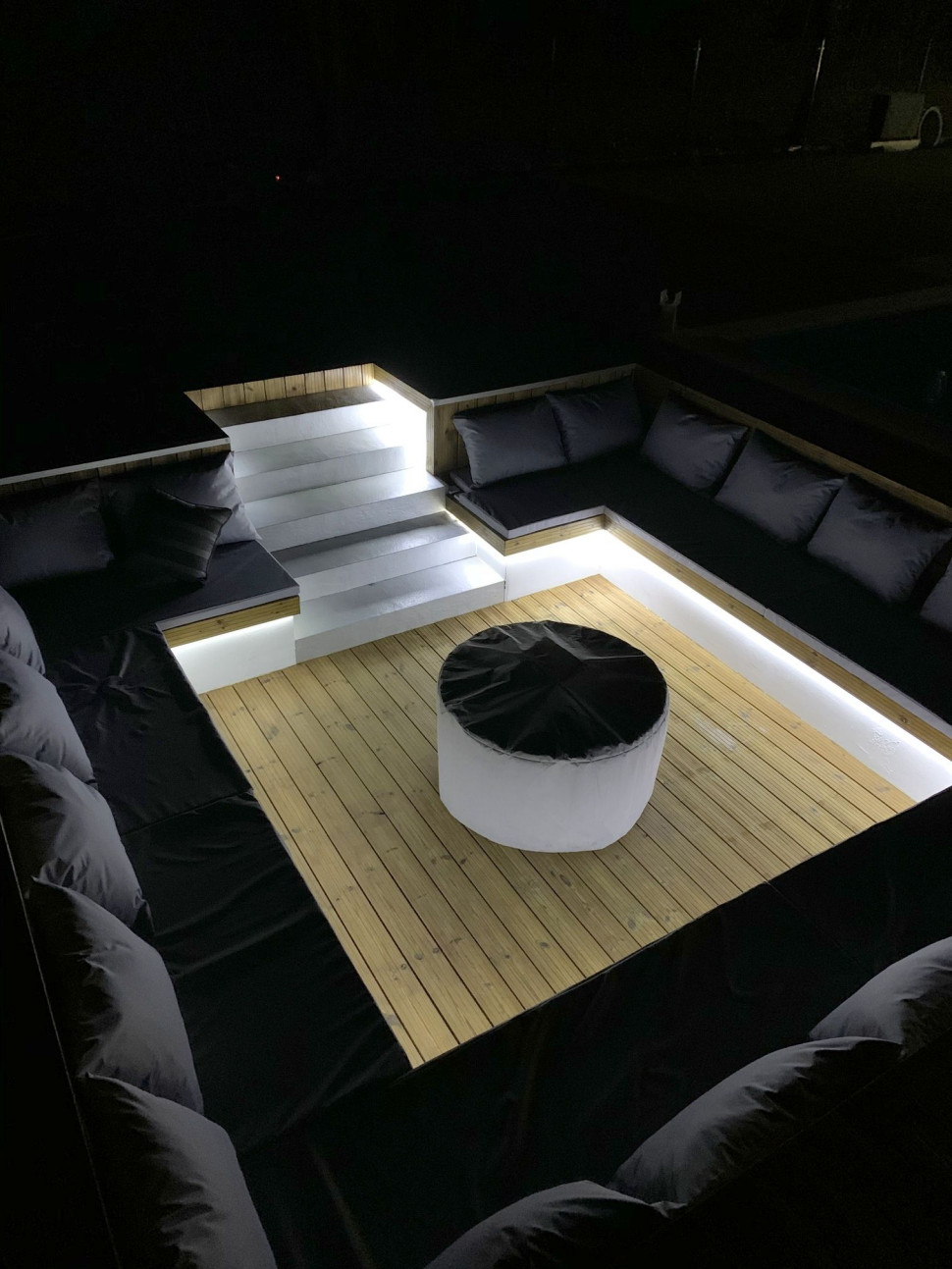 Taśmy LED zamontowano pod siedziskami we wgłębniku