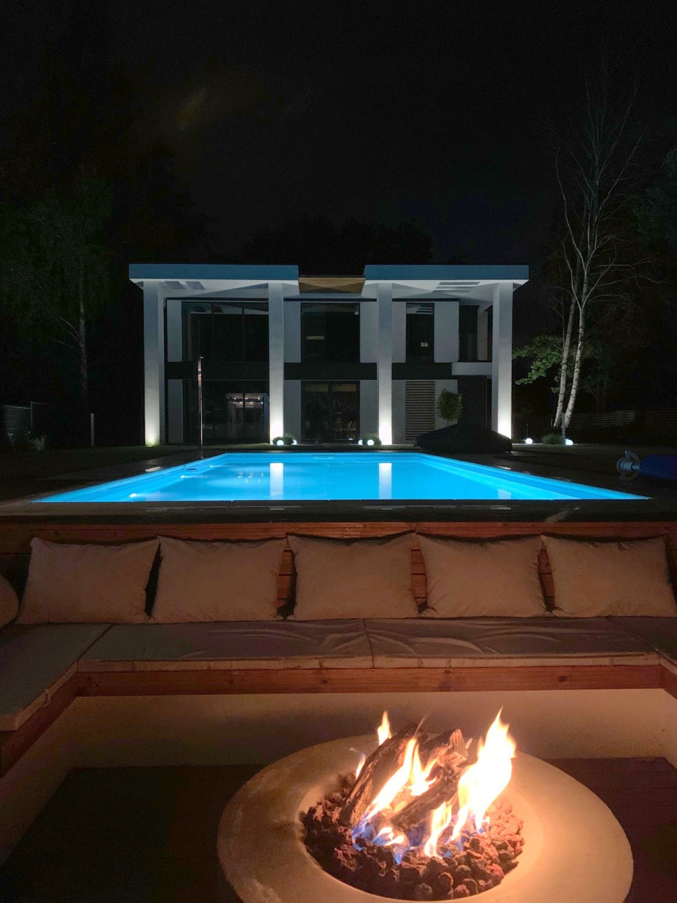 Palenisko w wgłębniku i podświetlony basen