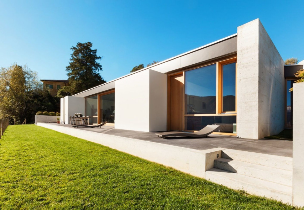 Nowoczesny dom z dużymi przeszkleniami