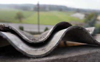 Jak przygotować się do wymiany azbestu na dachu?