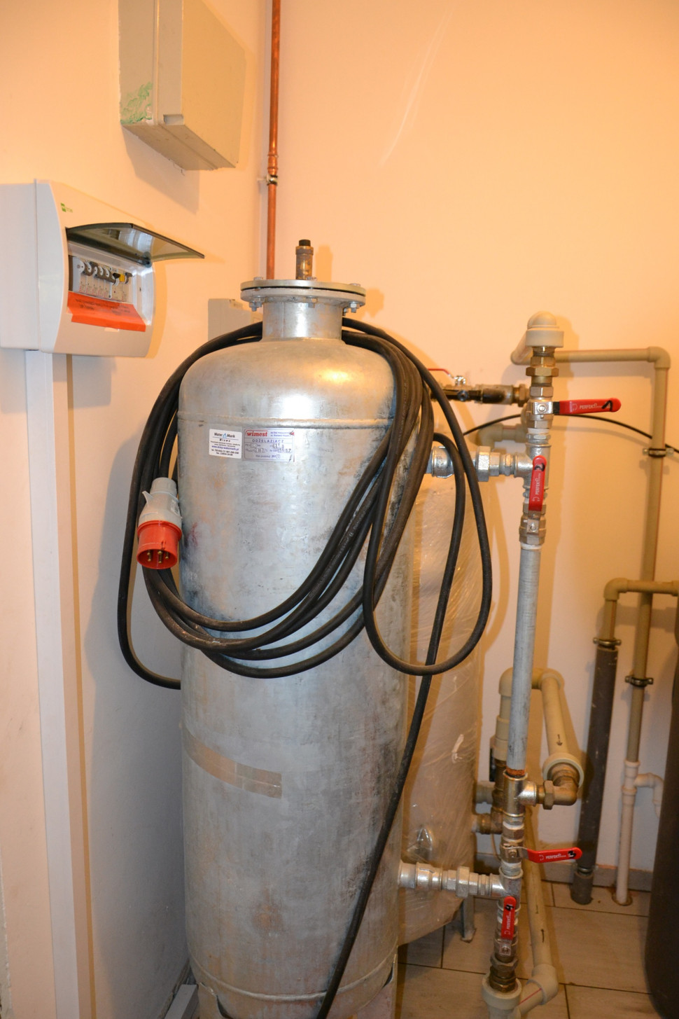 Za hydroforem umieszczono filtr odżelaziający (dotyczy wody ze studni)