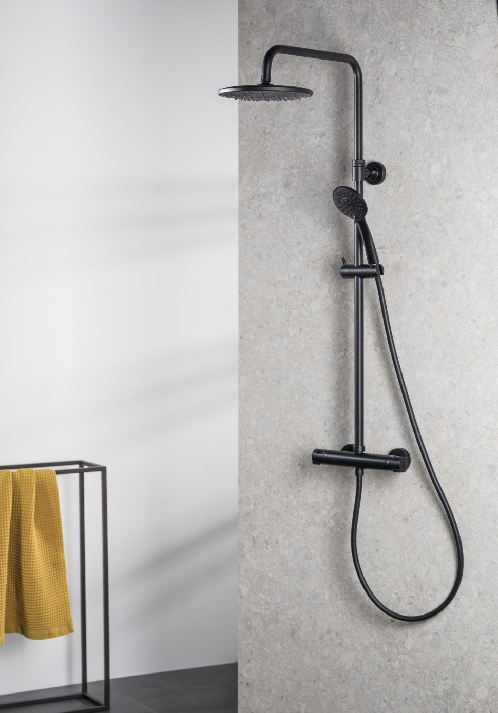 Zestaw prysznicowy termostatyczny z deszczownicą w modnym czarnym kolorze