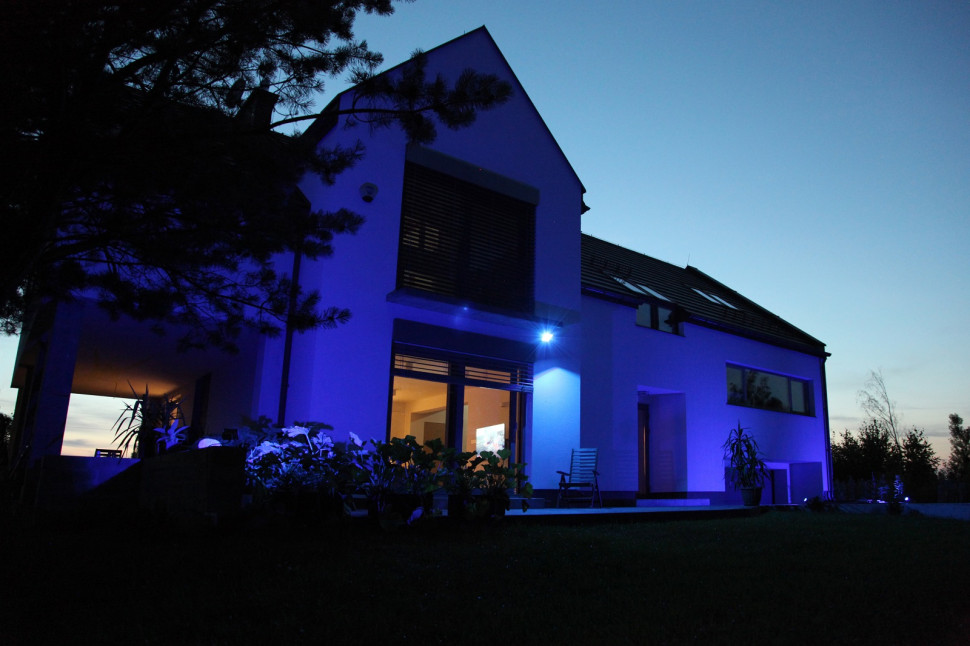 Reflektory LED RGB emitują kolorowe zmieniające się światło