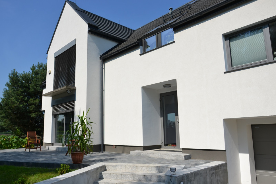 Elementy oświetlenia na domu (reflektory LED RGB i plafony)