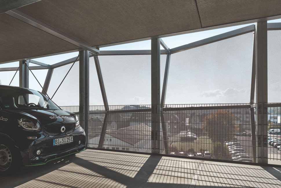 Fasada tekstylna Schüco na parkingu