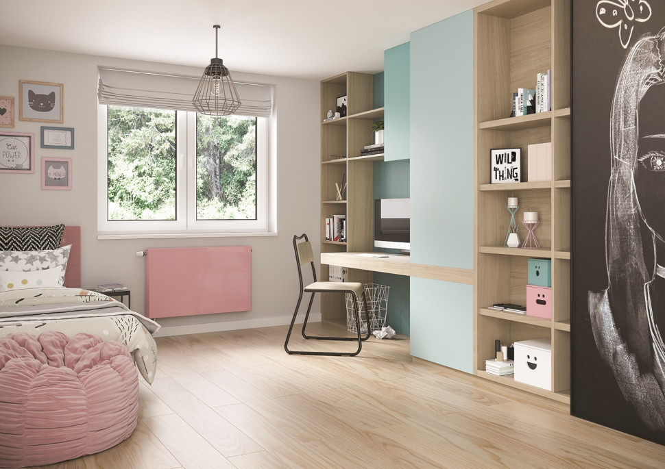 Różowy grzejnik płytowy pod oknem w pokoju dziewczynki