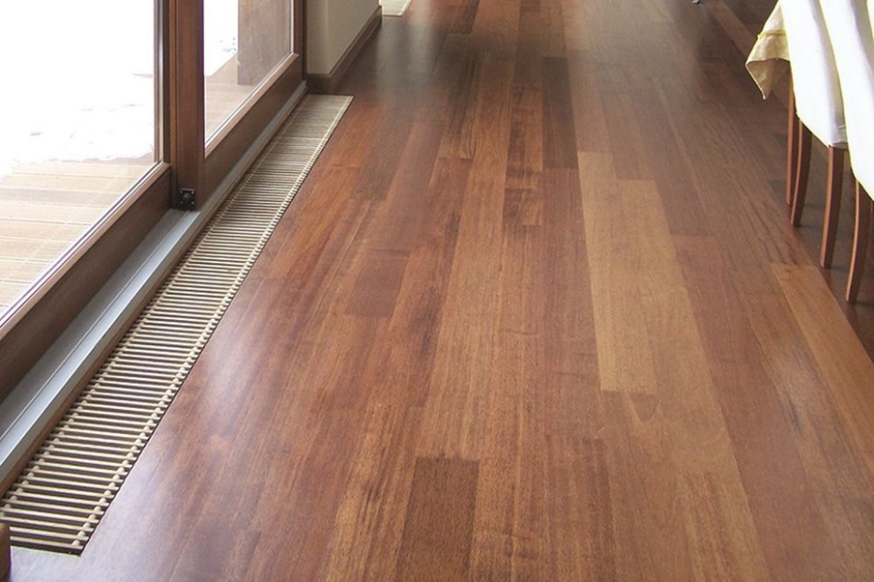 Grzejnik kanałowy pod oknem tarasowym