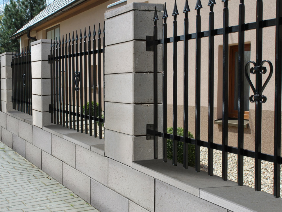 Ogrodzenie z ostro zakończonymi elementami