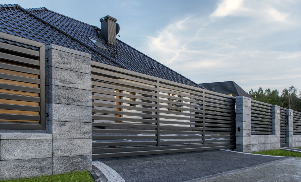 Podmurówka i słupki z kamiennych bloczków oraz gotowe, metalowe panele