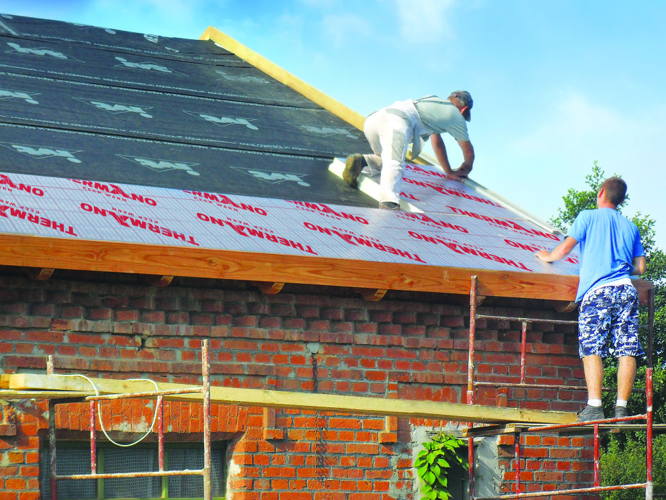 Montaż Thermano na dachu skośnym fot. Balex Metal