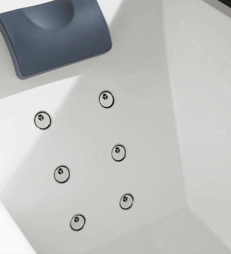 Zagłówek na wannie z hydromasażem