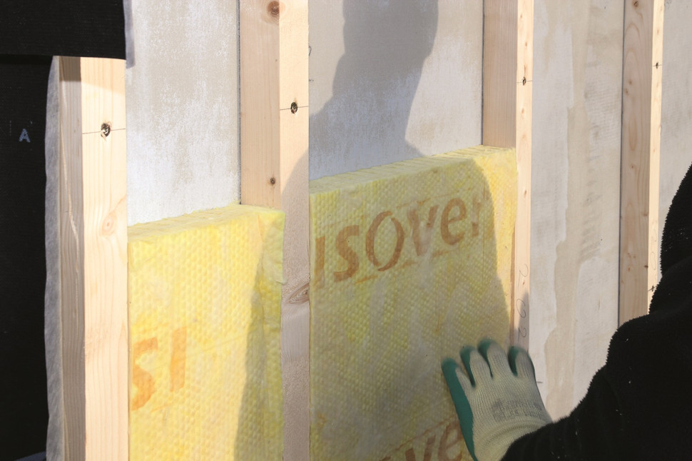 Układanie elastycznej wełny mineralnej