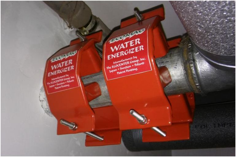 Magnetyzery ME2 Ecomag® zamontowane na instalacji ciepłej wody użytkowej za zasobnikiem. Fot. AKRA