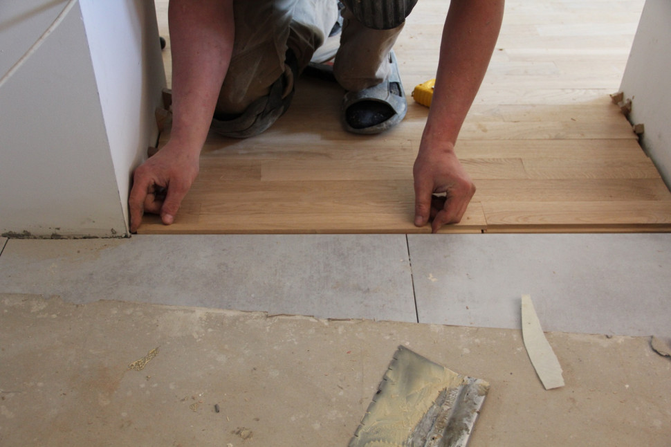 Przejście z korytarza do pokoju na krótko przed ukończeniem prac przy posadzkach