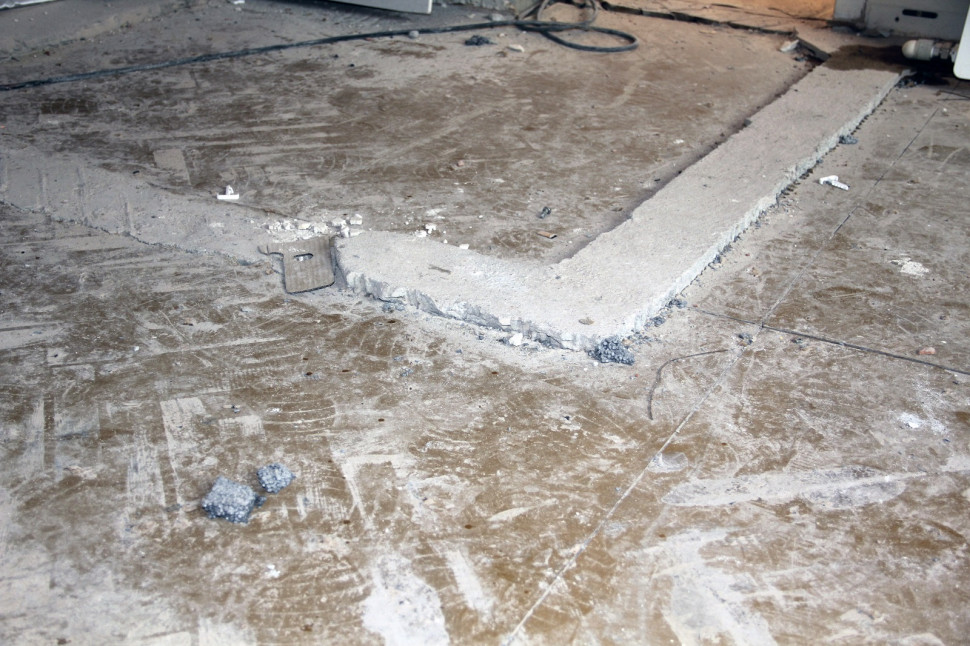 Po zdjęciu paneli i parkietu okazało się, że podkład stanowią legary i płyty drewnopochodne. Panele opierały się także na resztkach dawnej ścianki działowej