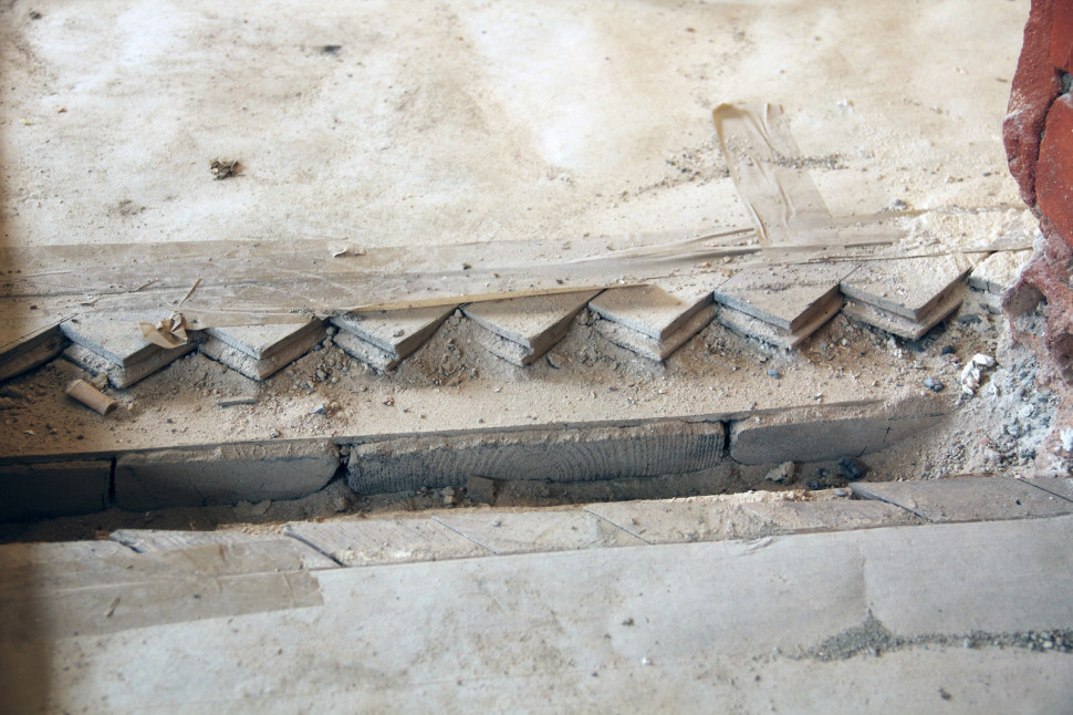 Pod parkietem była cienka płyta, ułożona na przybitych do legarów deskach