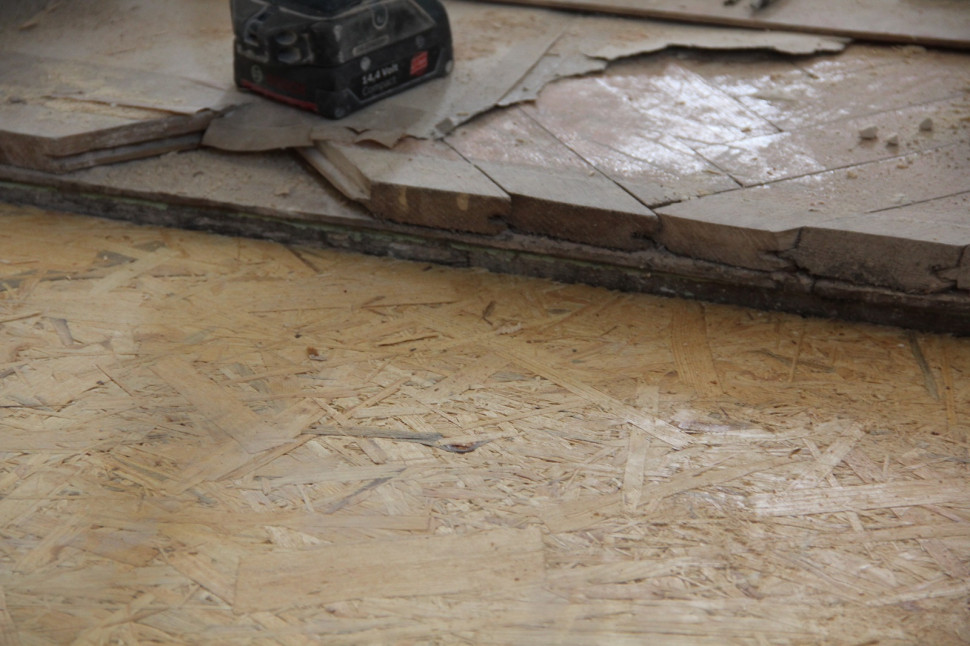 Nową konstrukcję podłogi zrobiono tak, żeby połączenie starego i nowego parkietu wypadło na jednym poziomie