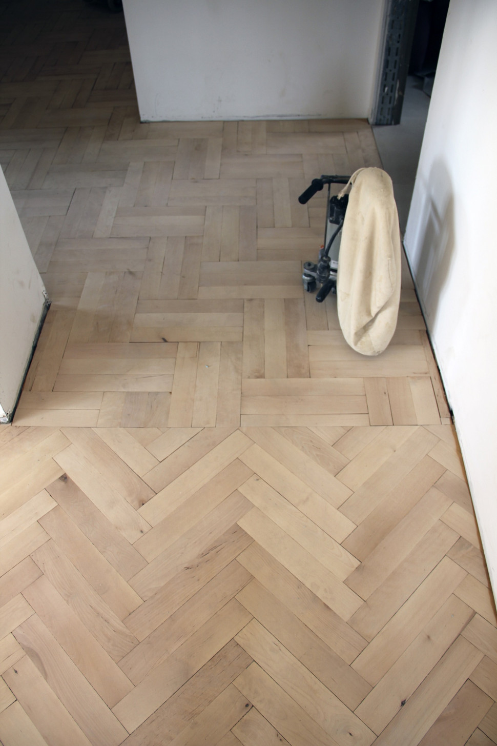 Bukowy parkiet na piętrze po renowacji