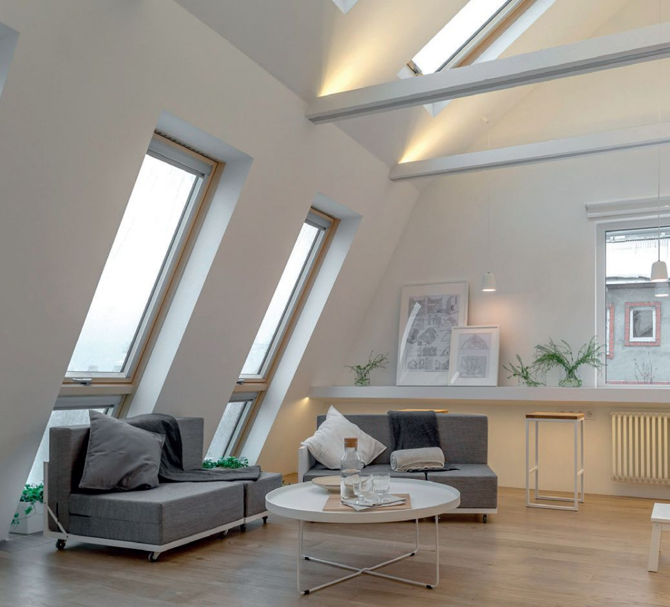 Salon na poddaszu z oknami dachowymi FAKRO