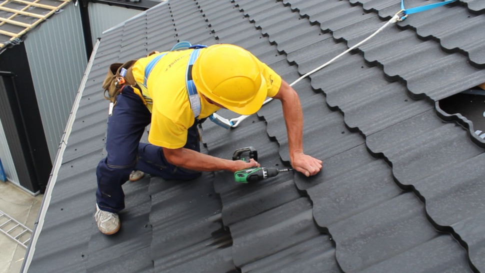 Układanie blachodachówki fot. Blachotrapez