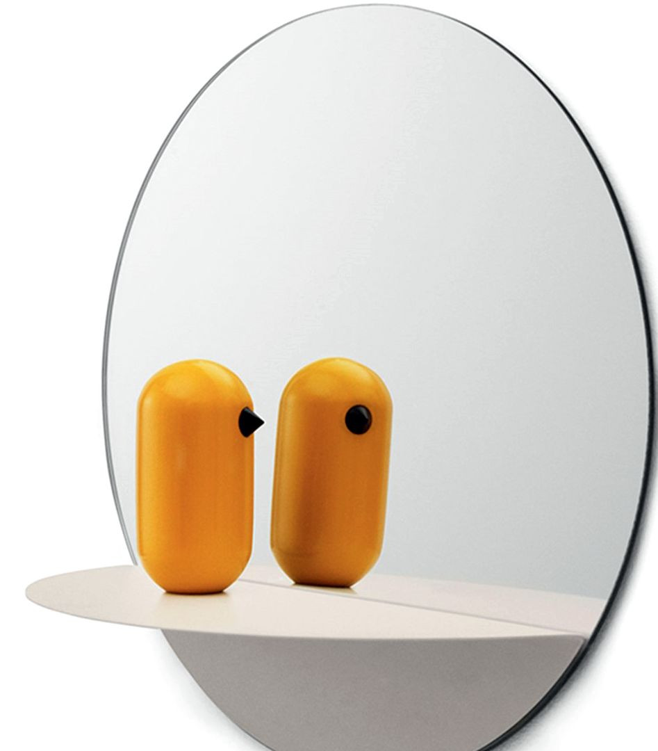 Lustro Horizon ze stalową, lakierowaną półką marki Normann Copenhagen; śr. 34 cm