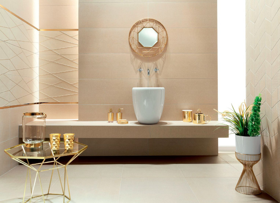 Elegancka łazienka, w której wzrok przyciągają płytki o formacie 90 x 33 cm z kolekcji House of Tones z płócienną fakturą i subtelnym złotym reliefem