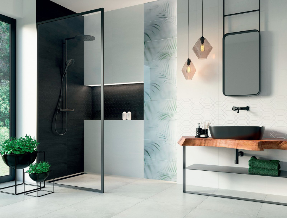 Wnętrze urządzone wzorami z kolekcji Taiga: wnęka natryskowa wyłożona sześciokątną mozaiką, strefa umywalki płytami gładkimi i w delikatny geometryczny deseń, pomiędzy nimi pas szklanego dekoru z motywem roślinnym