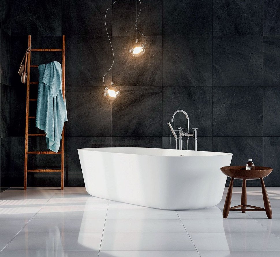 Odbijające światło jasne płyty nieszkliwionego gresu polerowanego z kolekcji Vario powiększają optycznie wnętrze; 20 x 60 cm