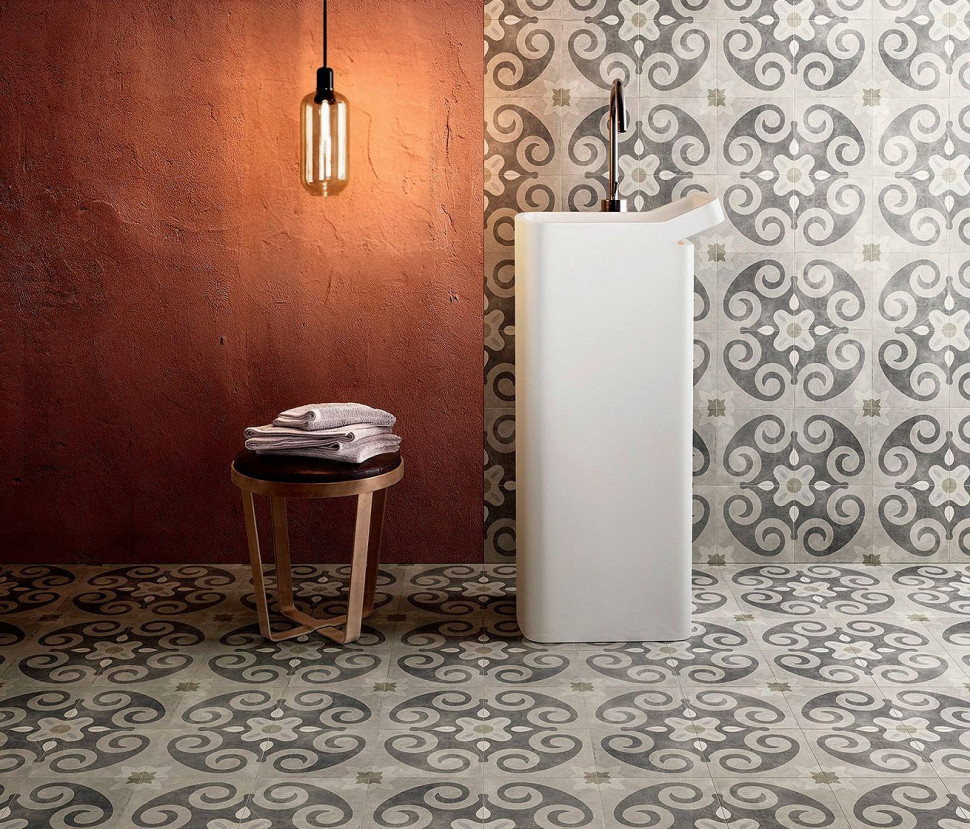 Wzorzysty gres szkliwiony z kolekcji Patchwork Classic marki Sant`Agostino, dzięki powierzchni antypoślizgowej, można ułożyć zarówno na ścianach, jak i na podłodze; 20 x 20 cm