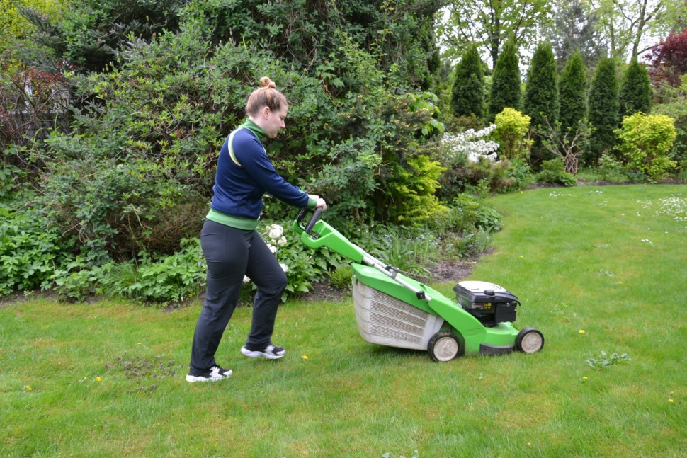 Jednobiegowa kosiarka z napędem i nożem o szer. 43 cm