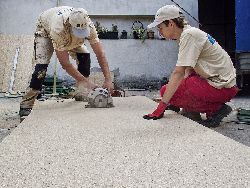 Następnie płyty docinamy. Możemy do tej czynności używać piły ręcznej, ale dużo szybciej i sprawniej wykonamy to zadanie z użyciem pilarki tarczowej