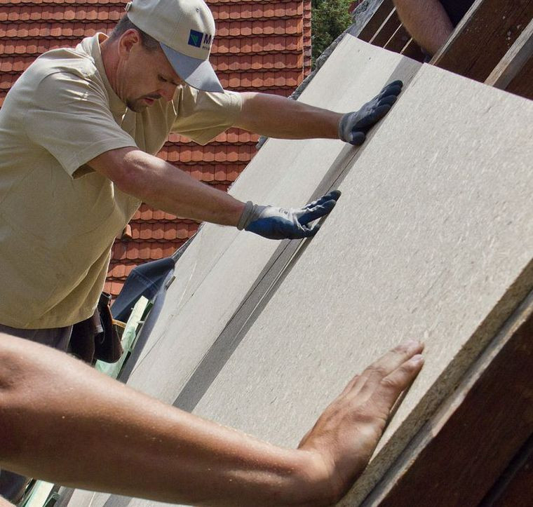 Płyty układa się najczęściej dłuższym bokiem równolegle do krokwi i rozpoczyna się od dołu połaci, czyli od okapu