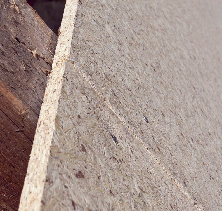 Każda z krawędzi płyt musi się opierać na krokwi, a odstęp dylatacyjny pomiędzy płytami powinien wynosić od 2 do 5 mm