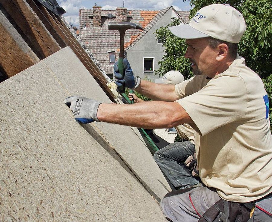Płyty przybija się do krokwi gwoździami odpornymi na korozję lub wkrętami samonawiercającymi