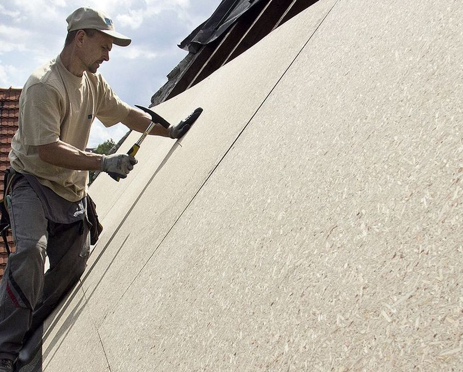 Kolejne rzędy płyt montuje się z przesunięciem o połowę ich długości względem siebie, czyli mijankowo