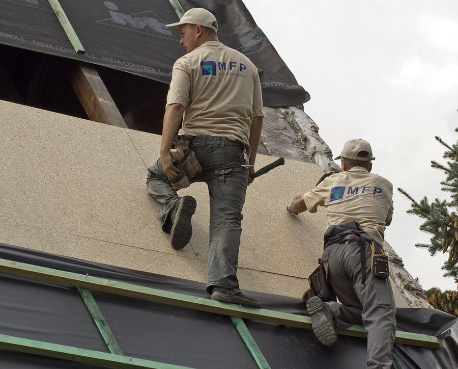 Drewniana kratownica - praktyczne i bezpieczne oparcie dla dekarza, mocującego kolejne rzędy płyt