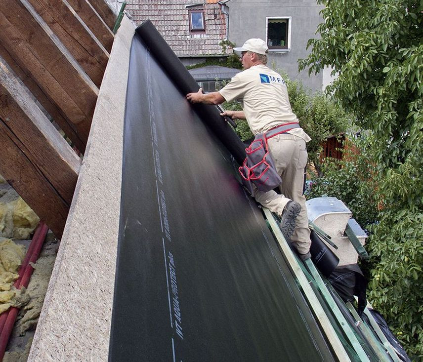 Układanie na płytach warstwy hydroizolacji