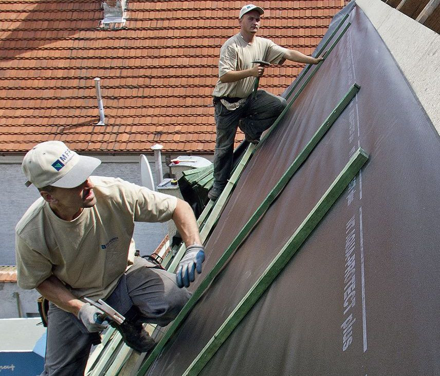  Do warstwy hydroizolacji mocuje się następnie ruszt z łat i kontrłat